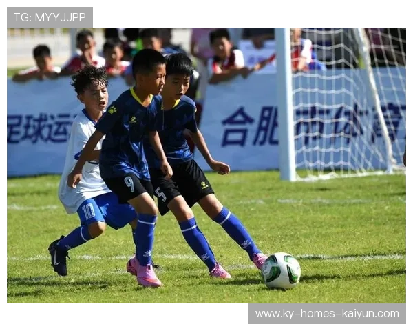 足球少年爆射破网——青春的梦想在绿茵场绽放 足球少年爆射破网——青春的梦想在绿茵场绽放