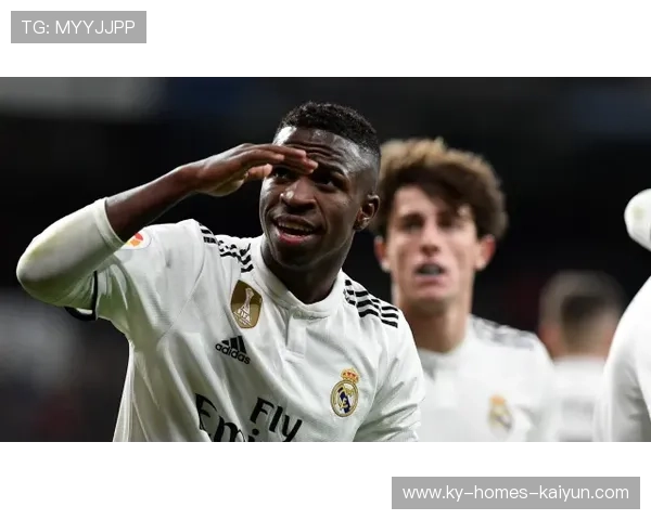 维尼修斯脚下变速摆脱如影随形的防守者,皇马侧翼完全占优 维尼修斯脚下变速摆脱如影随形的防守者,皇马侧翼完全占优